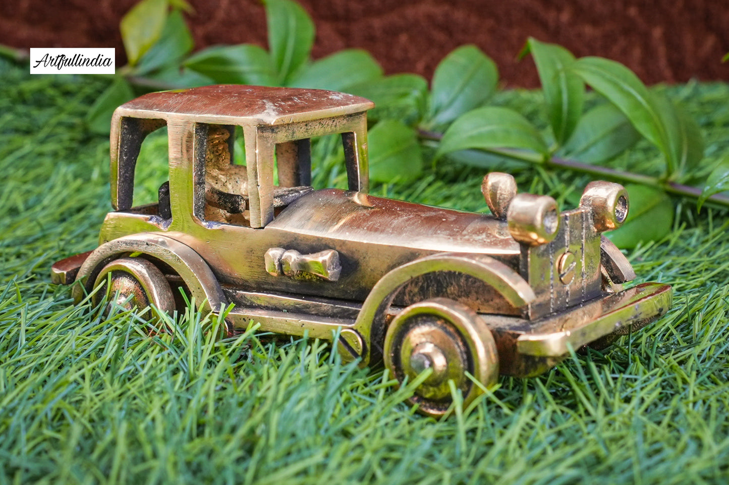 Handcrafted Brass Vintage Sedan Showpiece – Elegant Retro Décor for Home and Office